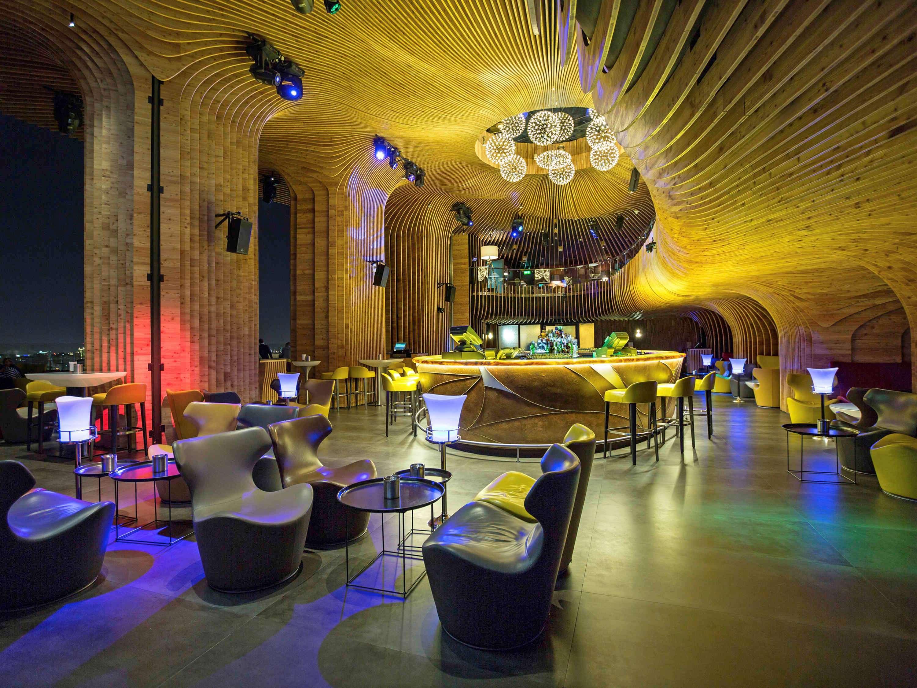 라 시갈 호텔 매니지드 바이 아코르 도하 외부 사진 The interior of the bar