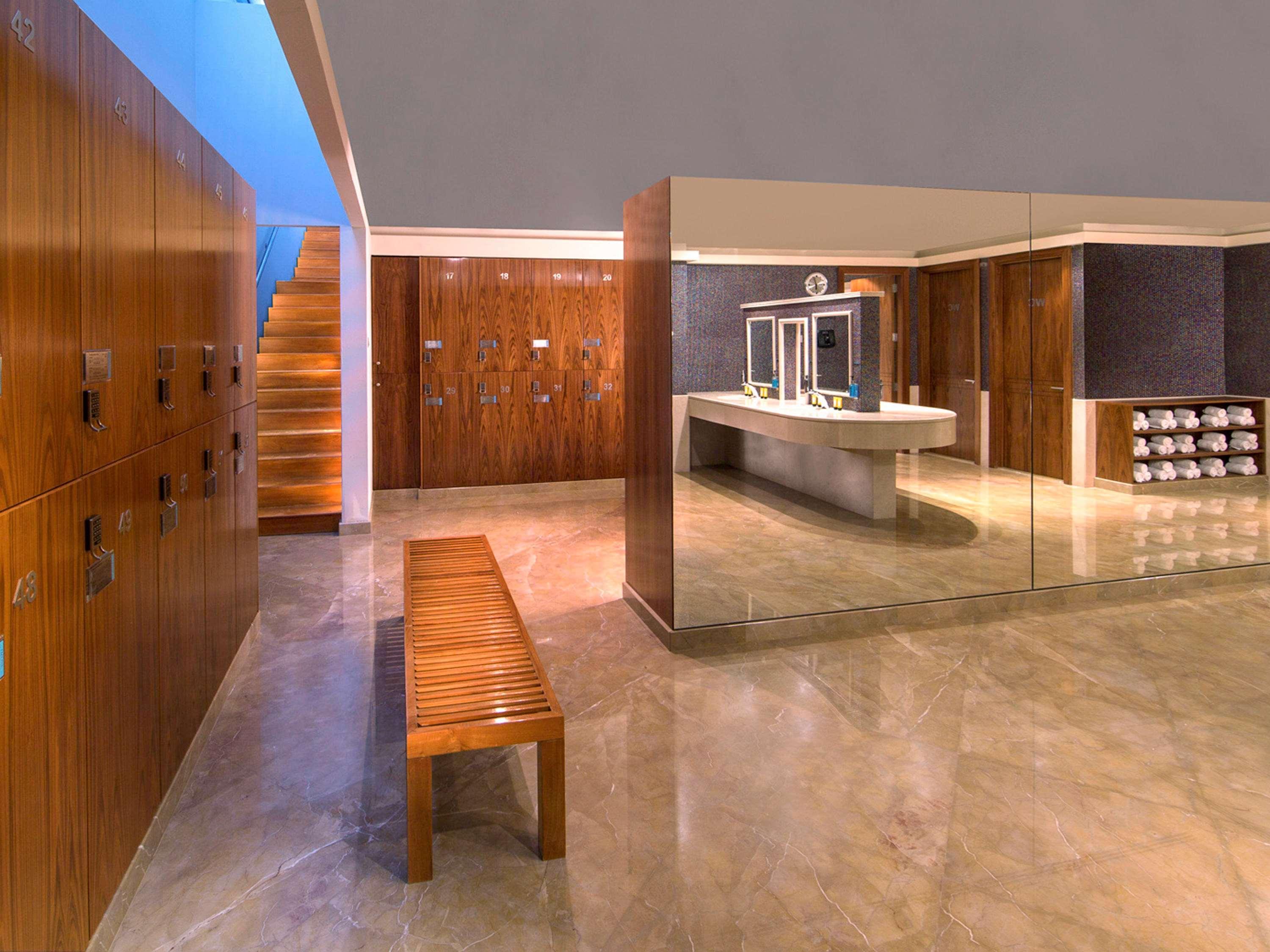 라 시갈 호텔 매니지드 바이 아코르 도하 외부 사진 The locker room at the Four Seasons Hotel, Hong Kong