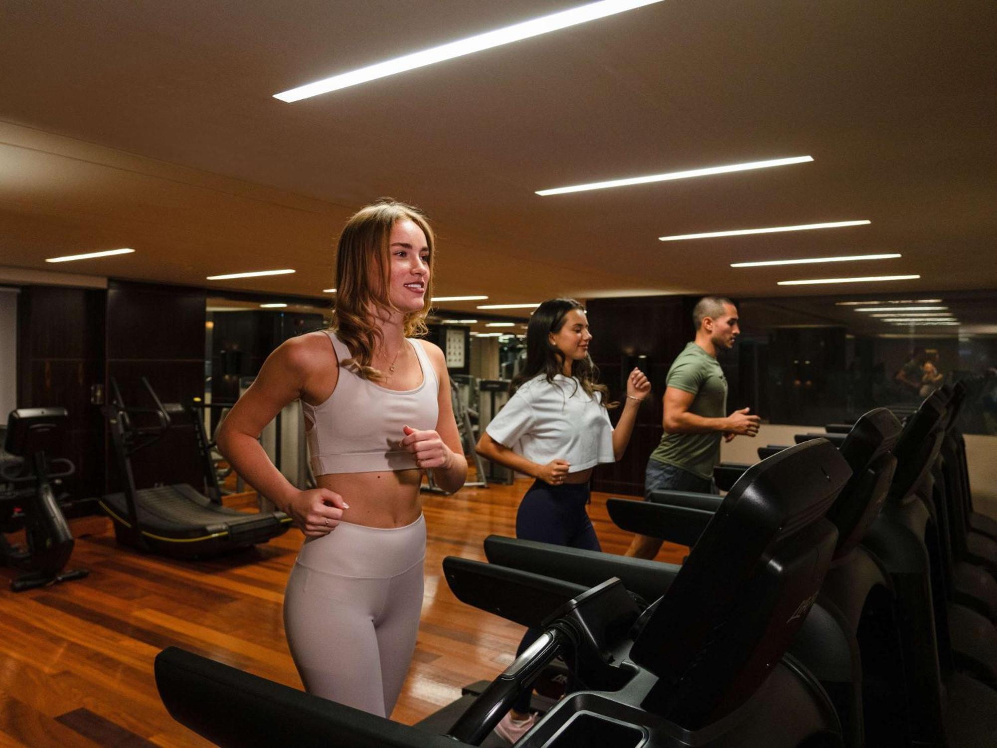 라 시갈 호텔 매니지드 바이 아코르 도하 외부 사진 A treadmill in use