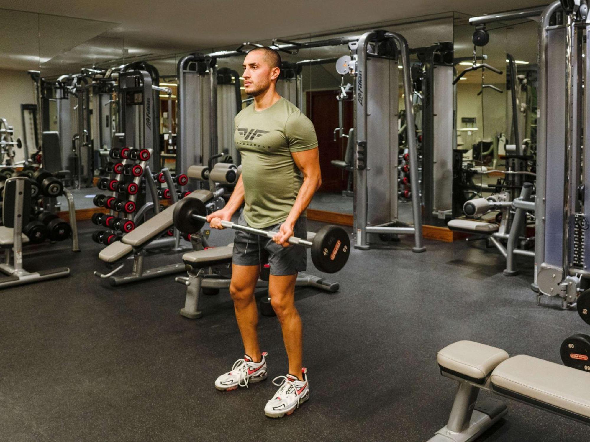 라 시갈 호텔 매니지드 바이 아코르 도하 외부 사진 A man performing a barbell shrug
