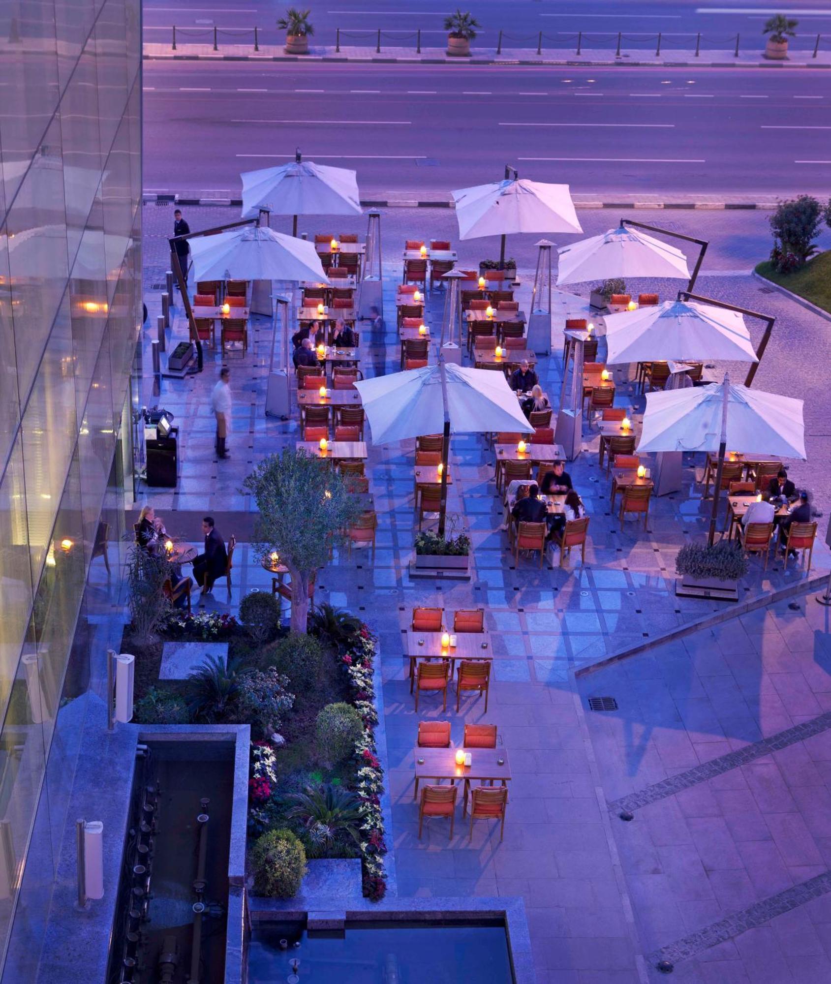 라 시갈 호텔 매니지드 바이 아코르 도하 레스토랑 사진 The outdoor terrace at the hotel