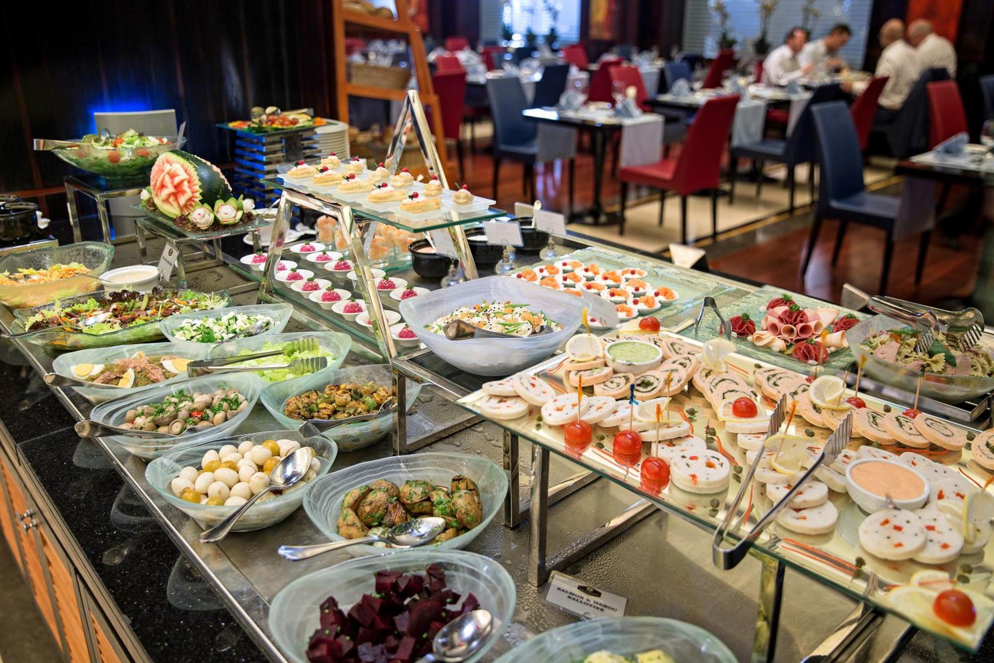 라 시갈 호텔 매니지드 바이 아코르 도하 외부 사진 A buffet at a hotel