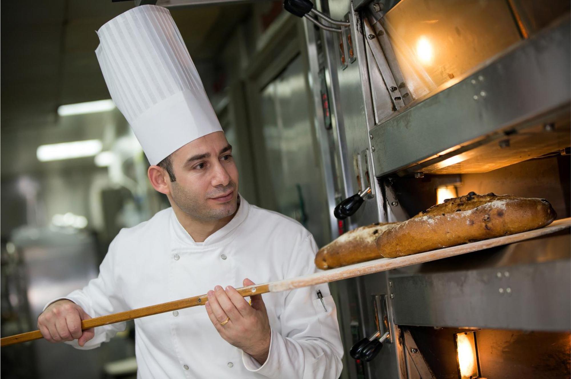 라 시갈 호텔 매니지드 바이 아코르 도하 외부 사진 A chef in a toque